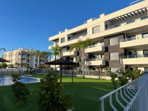 10min van strand Luxe appartement met zwembadzicht & privé parkeerplaats